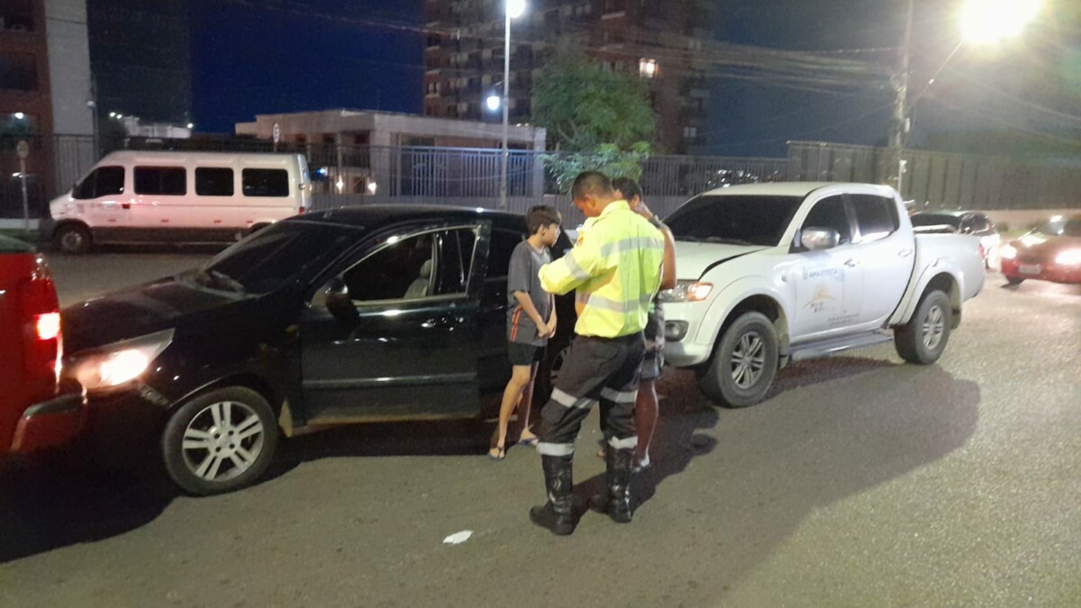 Engavetamento entre três carros deixa o trânsito infernal na Av. Coronel Teixeira