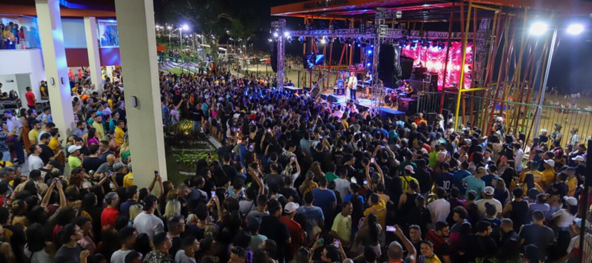 Público se encanta com Casa de Praia e se emociona com shows