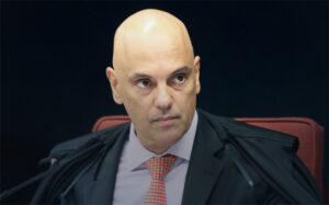 Integrantes do governo Lula culpam Moraes pela saída de Flávio Bolsonaro do Brasil: “Decisão estúpida que cria teoria de perseguição política”