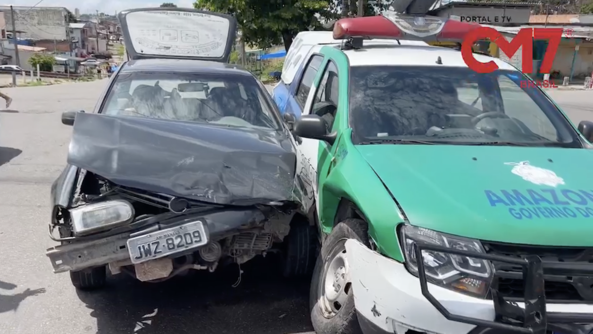 Trabalhador apressado bate em viatura da Polícia Militar na Cachoeirinha