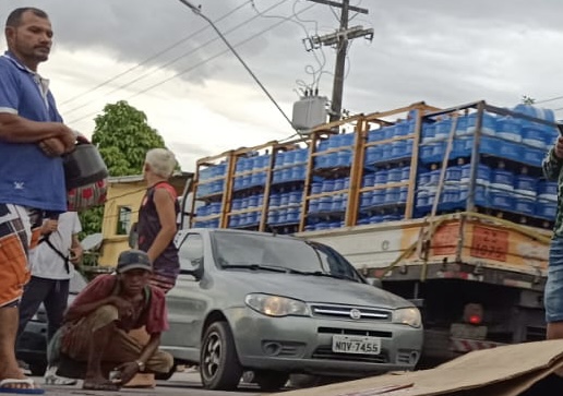 Entregador de gás m0rreu após colidir contra caminhão que invadiu a contramão em Manaus