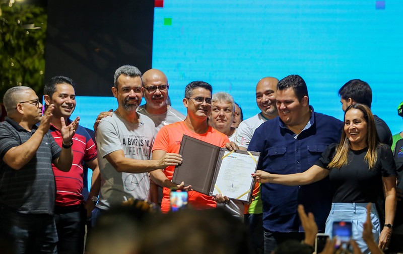 Prefeito David Almeida assina ordem de serviço para construção de ciclovia na Ponta Negra