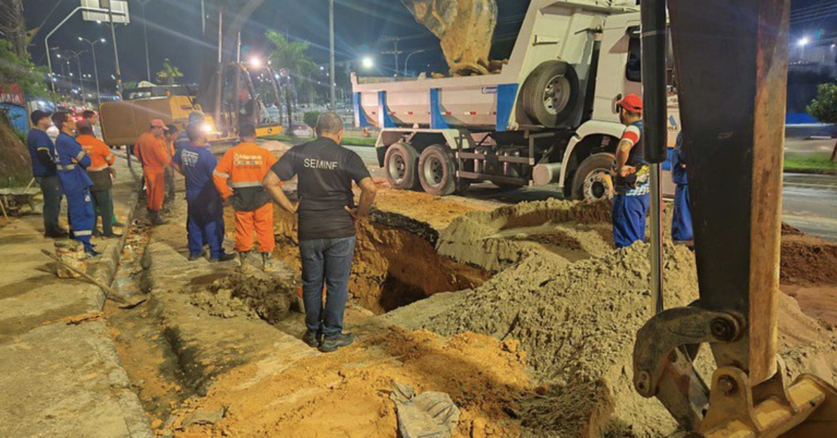 Em menos de 24h, Prefeitura de Manaus fecha cratera de 2,5 metros de profundidade na Torquato Tapajós