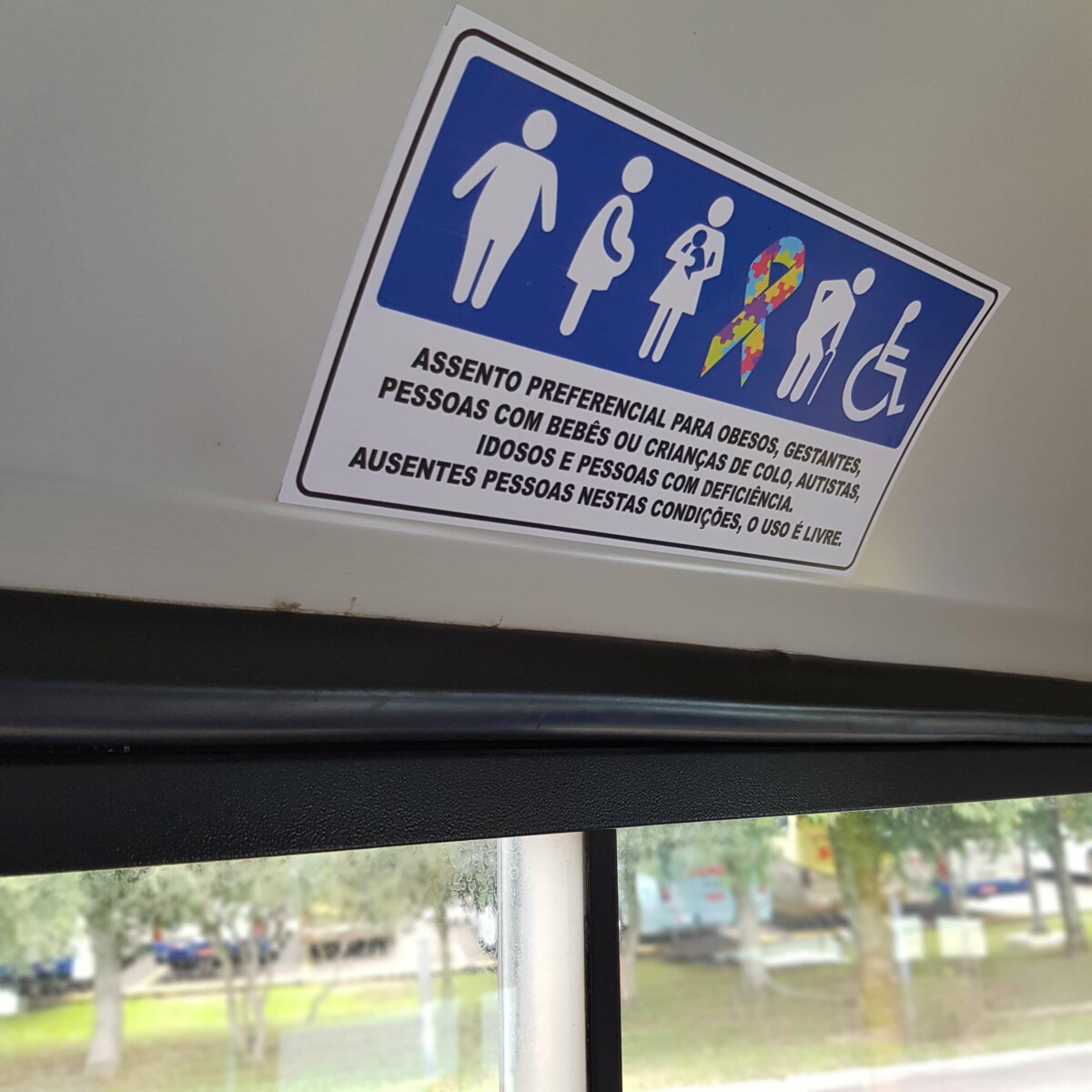 Projeto de lei garante assentos preferenciais para autistas; saiba mais