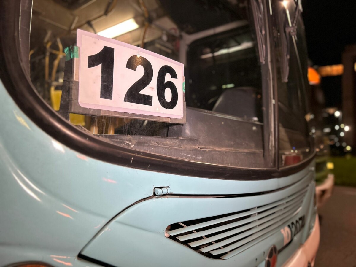 Passageiro apanh4 de bandidos durante assalto dentro de ônibus na av. Coronel Teixeira