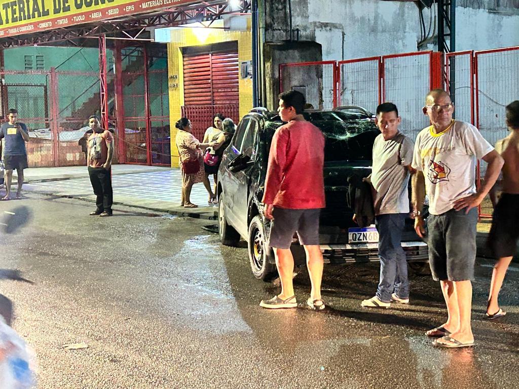 Motorista em alta velocidade capota carro e atinge mais dois veículos em Manaus