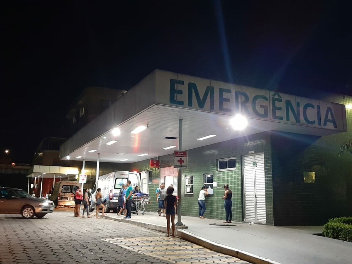 Idoso é atingido por facada no pescoço durante briga entre vizinhos; veja vídeo