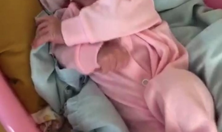 Mulher abandona bebê recém-nascida em calçada no Novo Aleixo