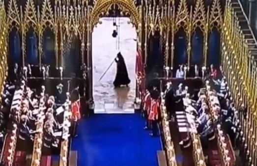 A sombra da morte: vulto macabro surge em coroação do Rei Charles III; veja vídeo