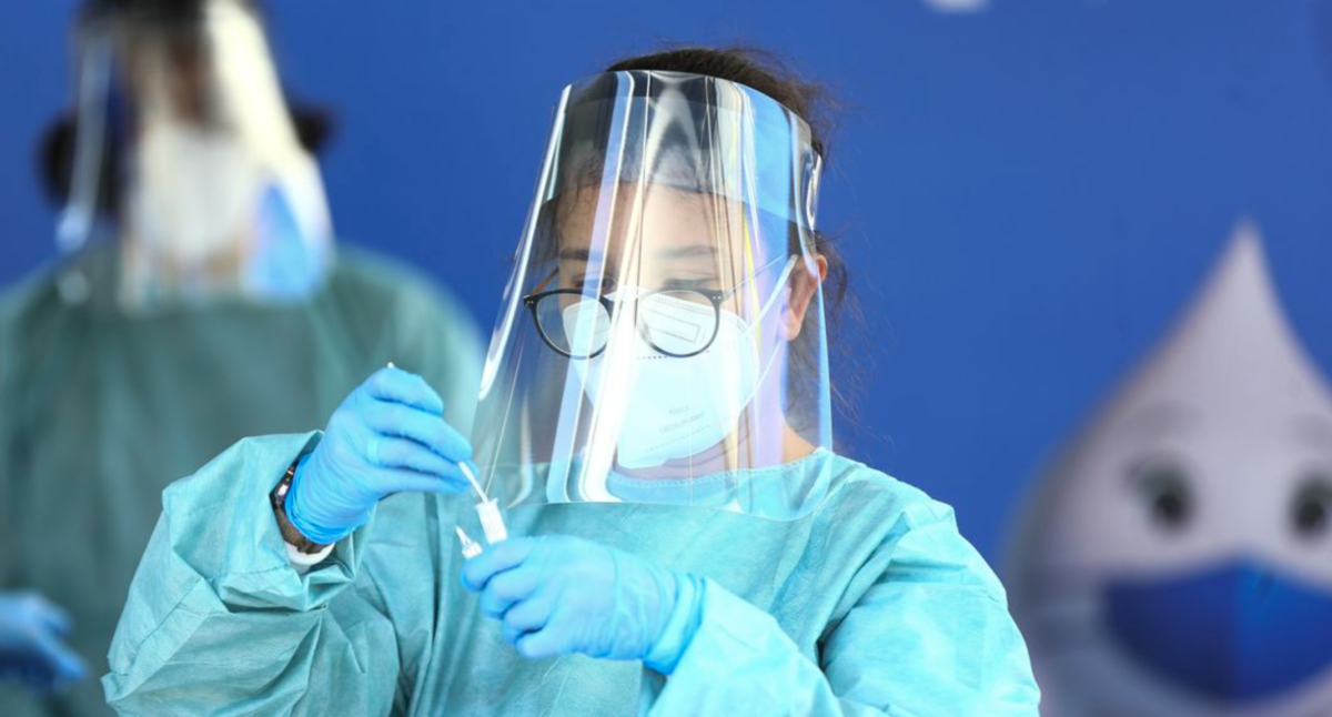 Covid-19 não acabou e vacinação segue fundamental, alerta ministra