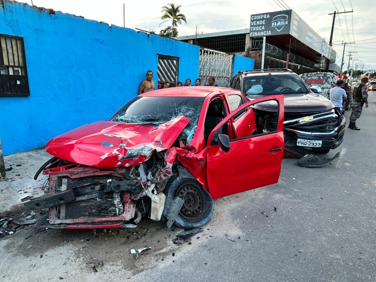 Motorista fica presa às ferragens após grave acidente no Novo Aleixo