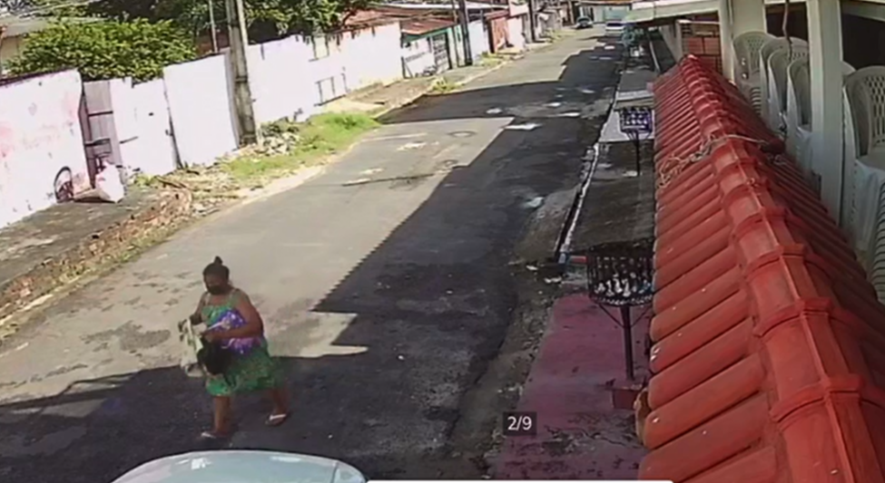 Tudo filmado: vídeo mostra momento que mulher abandona recém-nascida na rua e foge, em Manaus; veja
