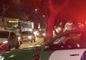 Ladrões pegam ‘peia’ de passageiros por usarem arma de brinquedo para assaltar ônibus em Manaus