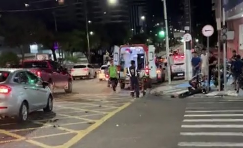Motoqueiro avança o sinal vermelho e causa acidente em cruzamento na Praça 14