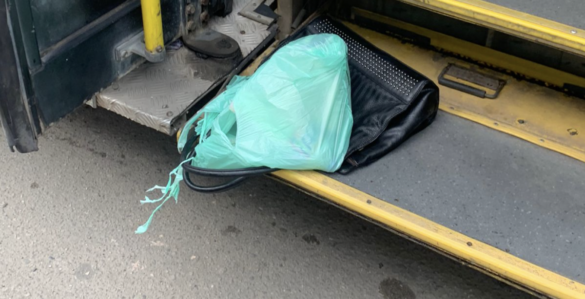 Tragédia: idosa m0rre atropel4da após bolsa ficar engatada em porta de ônibus; veja vídeo