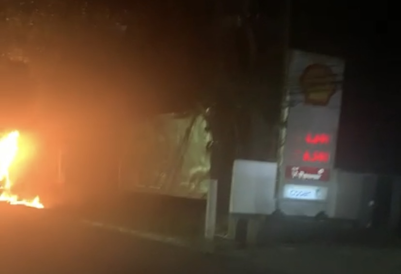 Poste pega fogo ao lado de posto de gasolina na Paraíba; veja vídeo