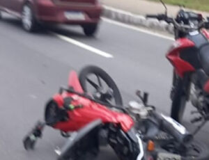 Acidente com motocicleta deixa trânsito caótico na Avenida das Torres; veja vídeo