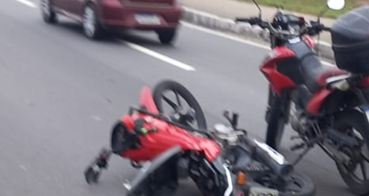 Acidente com motocicleta deixa trânsito caótico na Avenida das Torres; veja vídeo