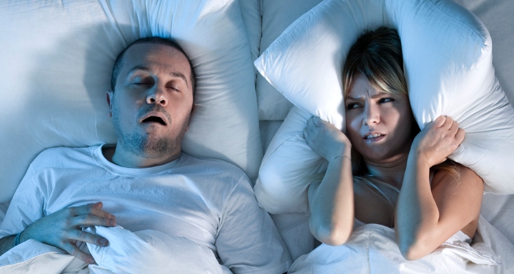 Roncar pode aumentar o risco do parceiro de cama ter AVC e Alzheimer, dizem cientistas