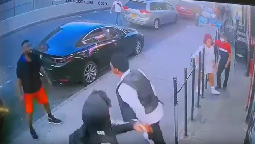 Vídeo mostra momento que jovem tenta impedir amigo de m4tar desafeto; veja vídeo