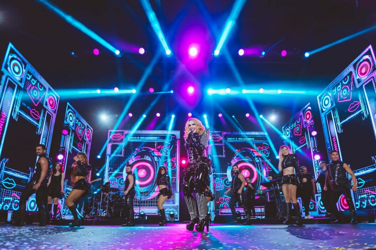 Joelma: fenômeno paraense faz show no Sambódromo e recebe título de cidadã do Amazonas