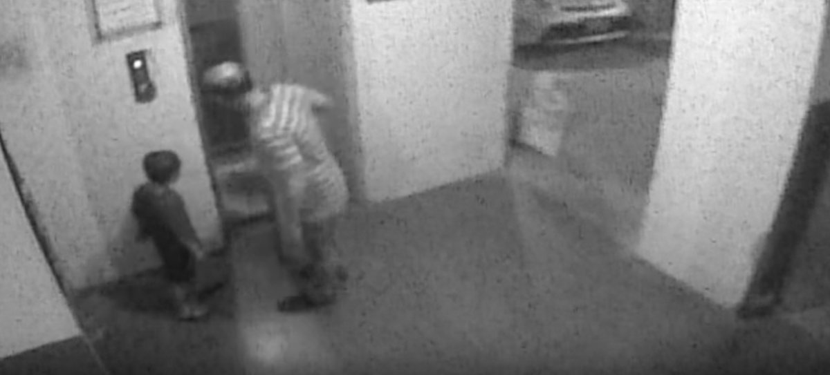 Vídeo chocante mostra pai desesperado tentando salvar vida do filho que foi arrastado por elevador; veja