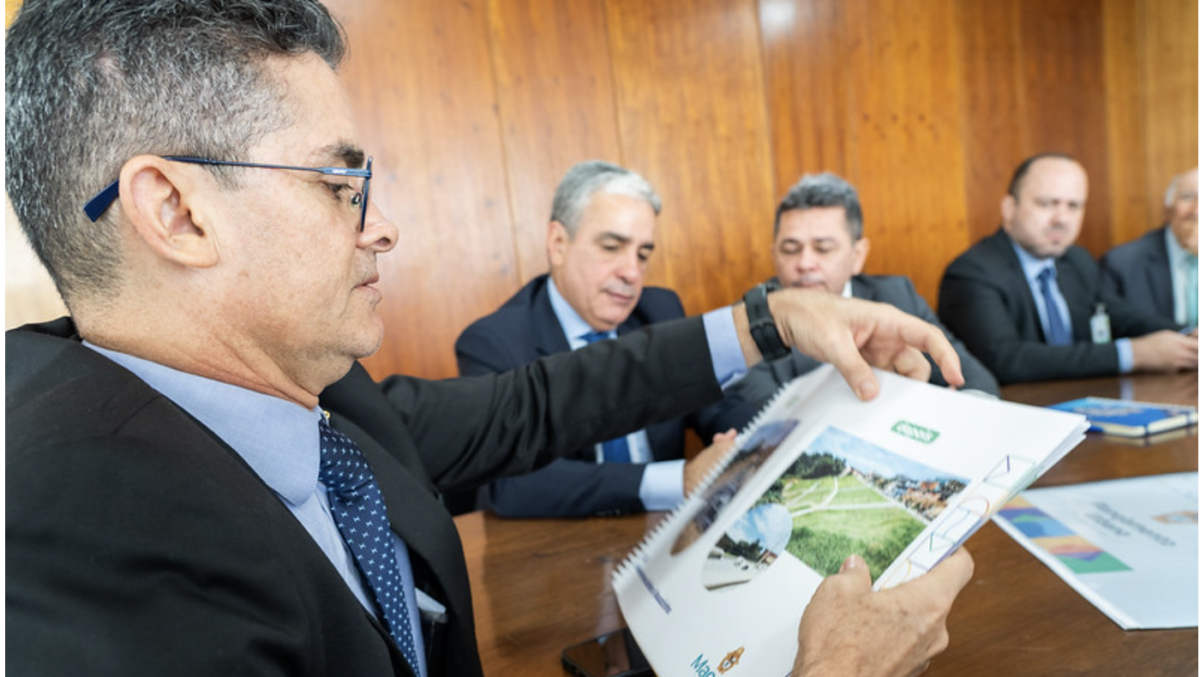 Prefeito David Almeida se reúne com ministro das Cidades em busca de recursos para habitações populares