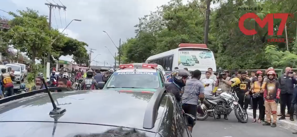 URGENTE: motoqueiro de aplicativo tem c4beça esmag4da por microônibus no Parque 10; veja vídeo