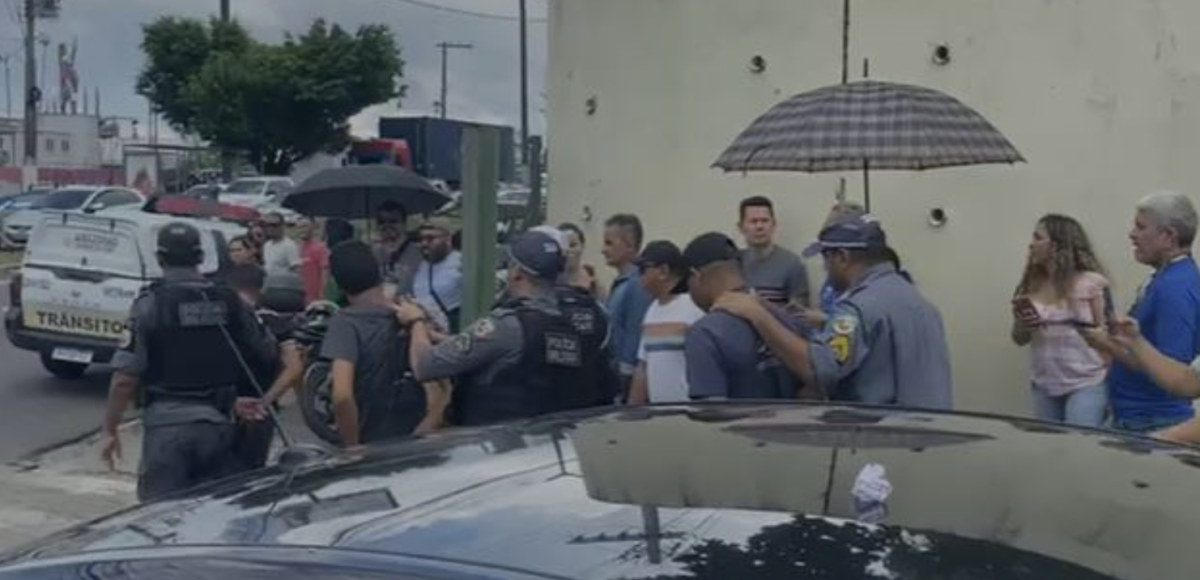 Homens jogam caloté em professores que lutam por melhorias salariais e acabam preso em Manaus; veja vídeo