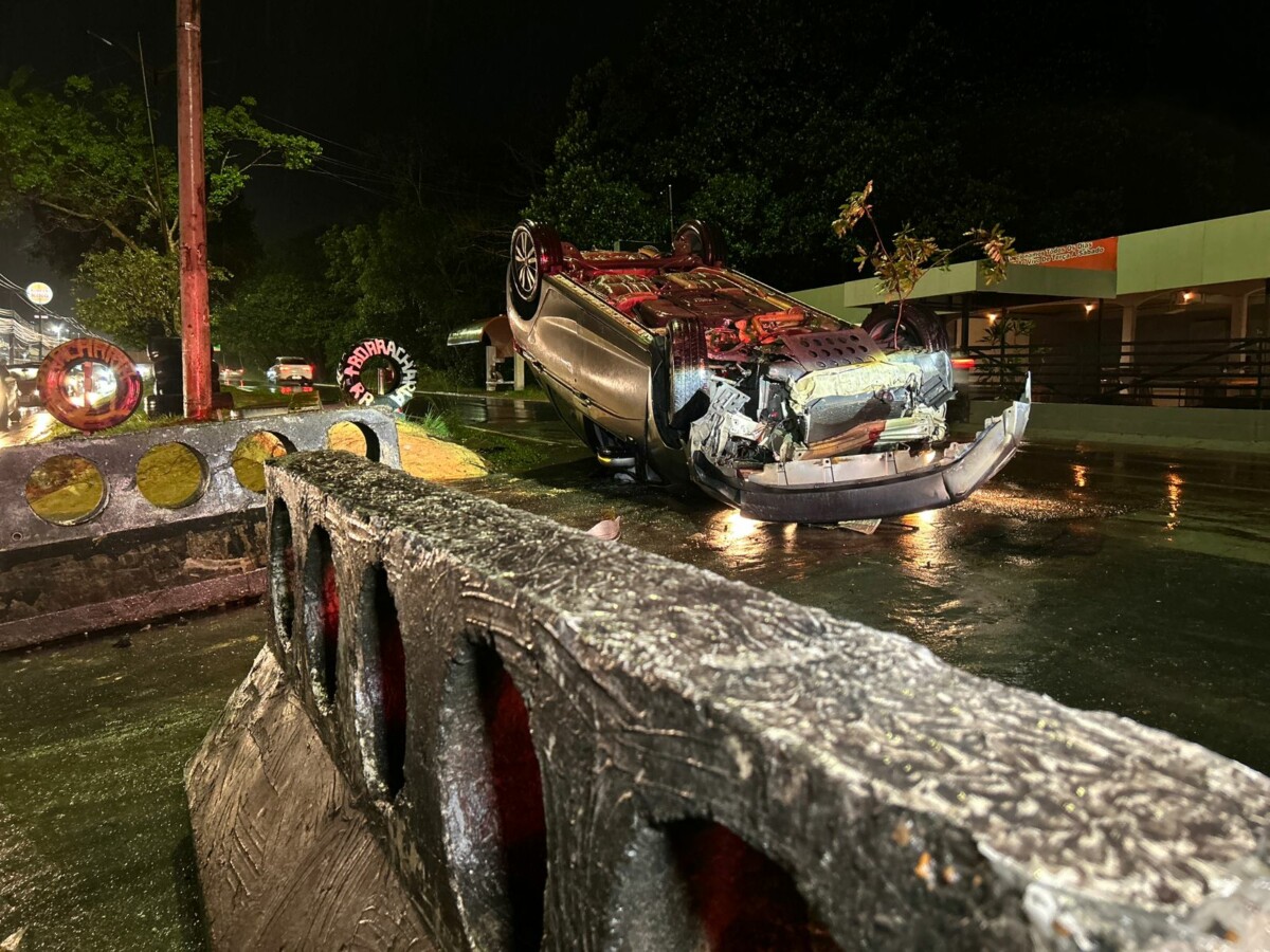 Motorista perde o controle da direção durante tempestade e capota carro na av. do Turismo