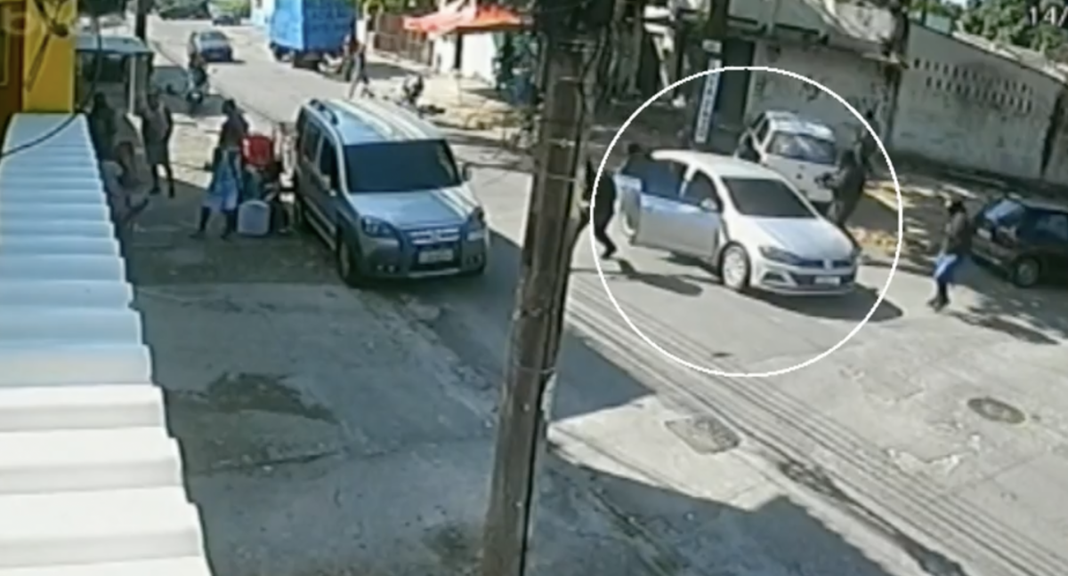 Cena de terr0r: vídeo mostra momento que ex-policial é execut4d0 na frente da própria mãe; veja