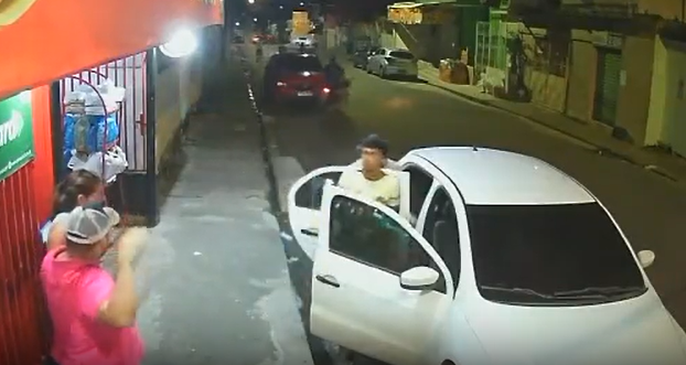 Câmeras de segurança flagram ação de criminosos em roubo a comerciantes na zona oeste de Manaus