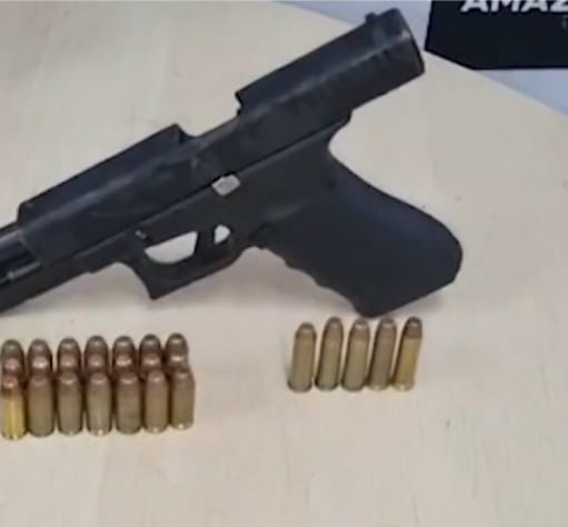 Casal é preso com arma e munições dentro de carro em avenida de Manaus