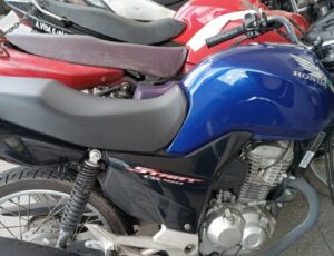Bandido é preso fazendo arrastão com moto azul sem placa no Novo Aleixo; veja vídeo