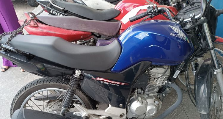 Bandido é preso fazendo arrastão com moto azul sem placa no Novo Aleixo; veja vídeo