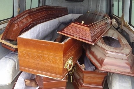Despesa sombria: Prefeitura de Caapiranga destina mais de meio milhão para caixões, castiçais e coroa de flores