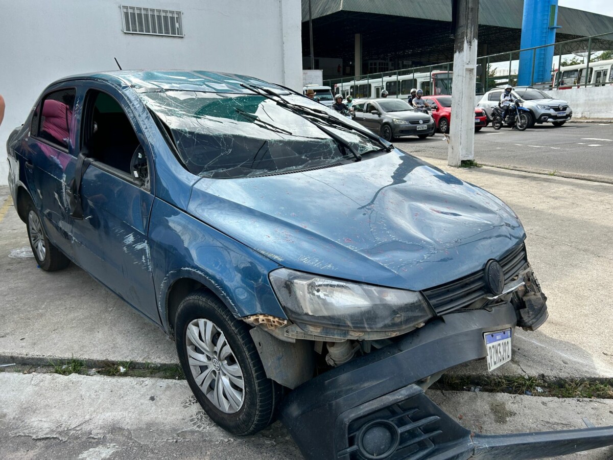 Motorista de aplicativo capota carro com passageiro dentro na Cidade Nova; veja vídeo