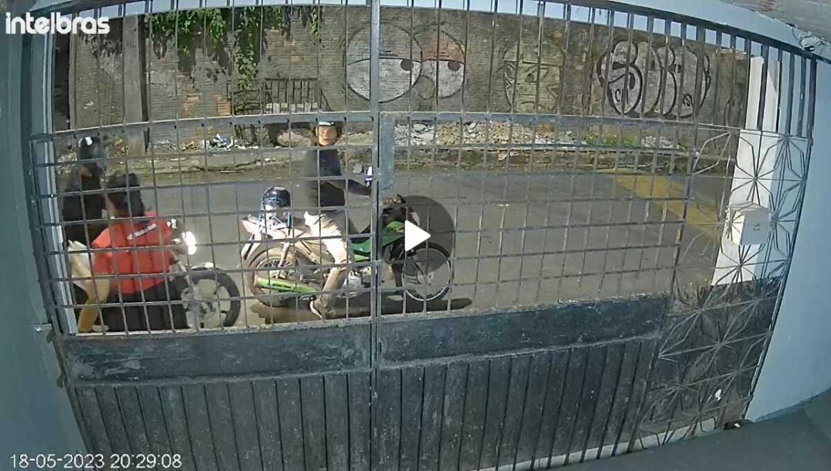 Na covardia, dupla assalta trabalhadora na porta de casa em Manaus; veja vídeo