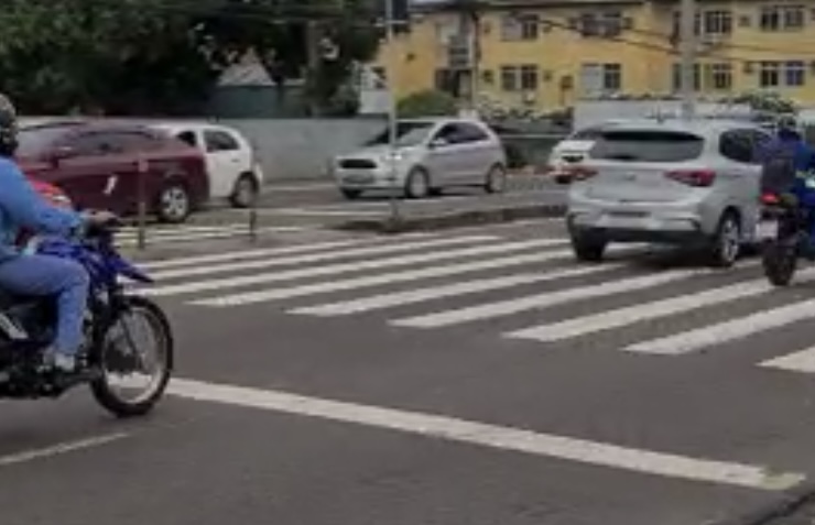 Urgente: pedestre é atropelado perto da faixa na av. Constantino Nery; veja vídeo