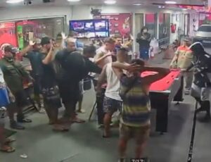 Ladrões assaltam posto de gasolina armados com fuz1s no RJ; veja vídeo