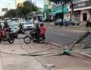 Poste cai na Avenida Darcy Vargas e causa intenso congestionamento; veja vídeo