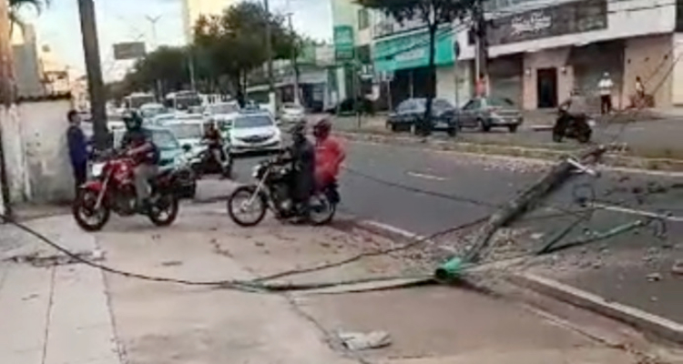 Poste cai na Avenida Darcy Vargas e causa intenso congestionamento; veja vídeo