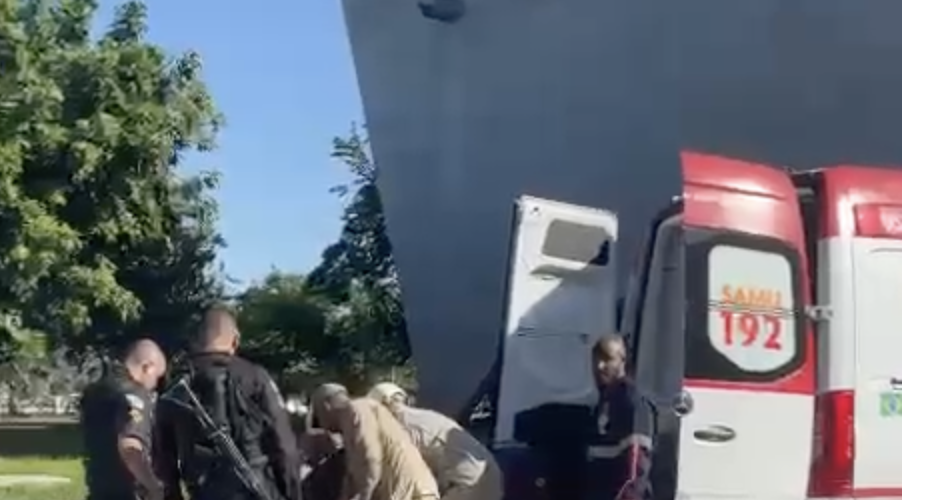 Entediado, motorista de aplicativo resolve ‘eng0lir’ marcha do carro e vai parar no hospital; veja vídeo