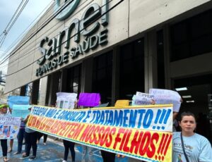Mães de crianças autistas fazem protesto contra a Samel pelo descaso no atendimento; veja vídeo