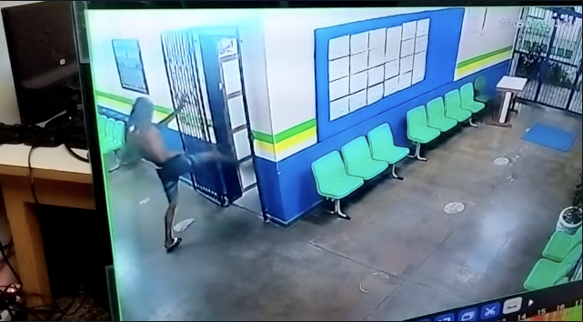 Na calada da noite, ladrões arrombam escola para furtar objetos; veja vídeo