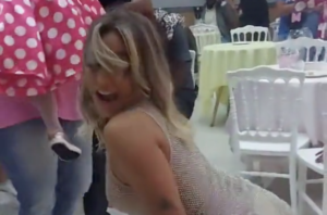 Internauta faz grave acusação à mulher que dançou seminua no “niver” da filha de 3 anos