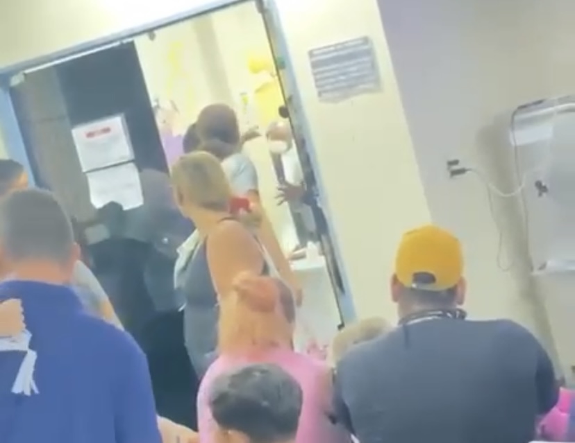 Mãe surta após segurança fechar a porta na cara dos pais que aguardavam a vez dos filhos no Hospital Joãozinho; veja