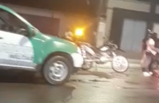 Urgente: mulher fica com fratura exposta após acidente com moto no Planalto; veja vídeos