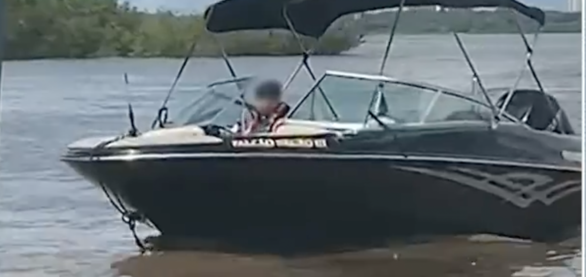 Perigo: criança é flagrada dirigindo lancha sozinha na Praia da Lua; veja vídeo