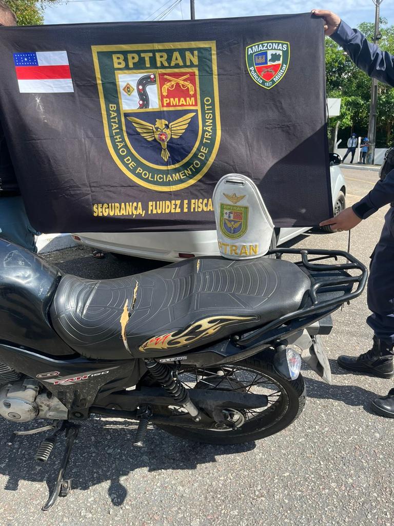 Jovem é flagrado passeando “de boa” com motocicleta roubada no Armando Mendes